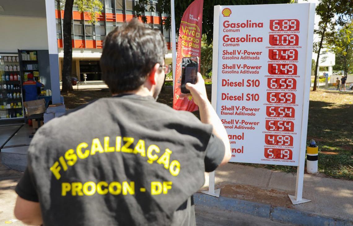 Aumento no preço do litro da gasolina no Distrito Federal é fiscalizado