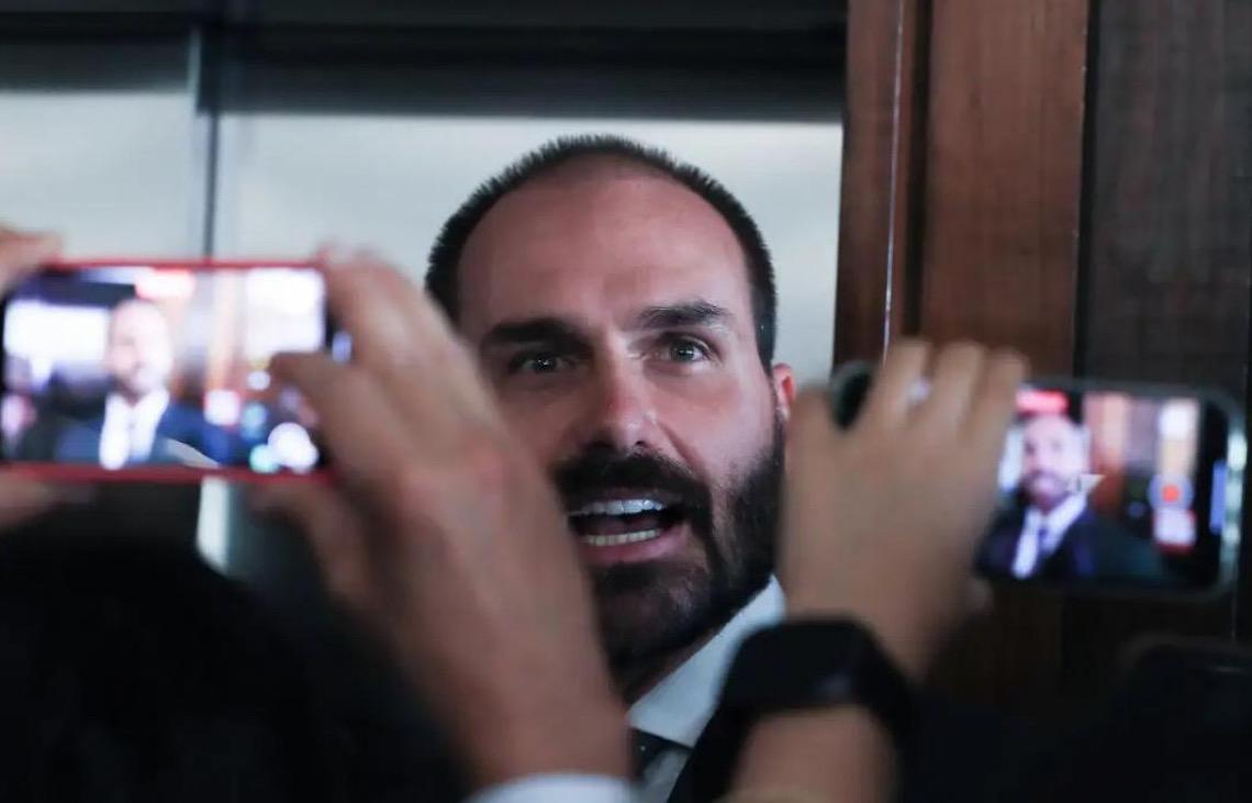Alexandre de Moraes prorroga inquérito que investiga Eduardo Bolsonaro