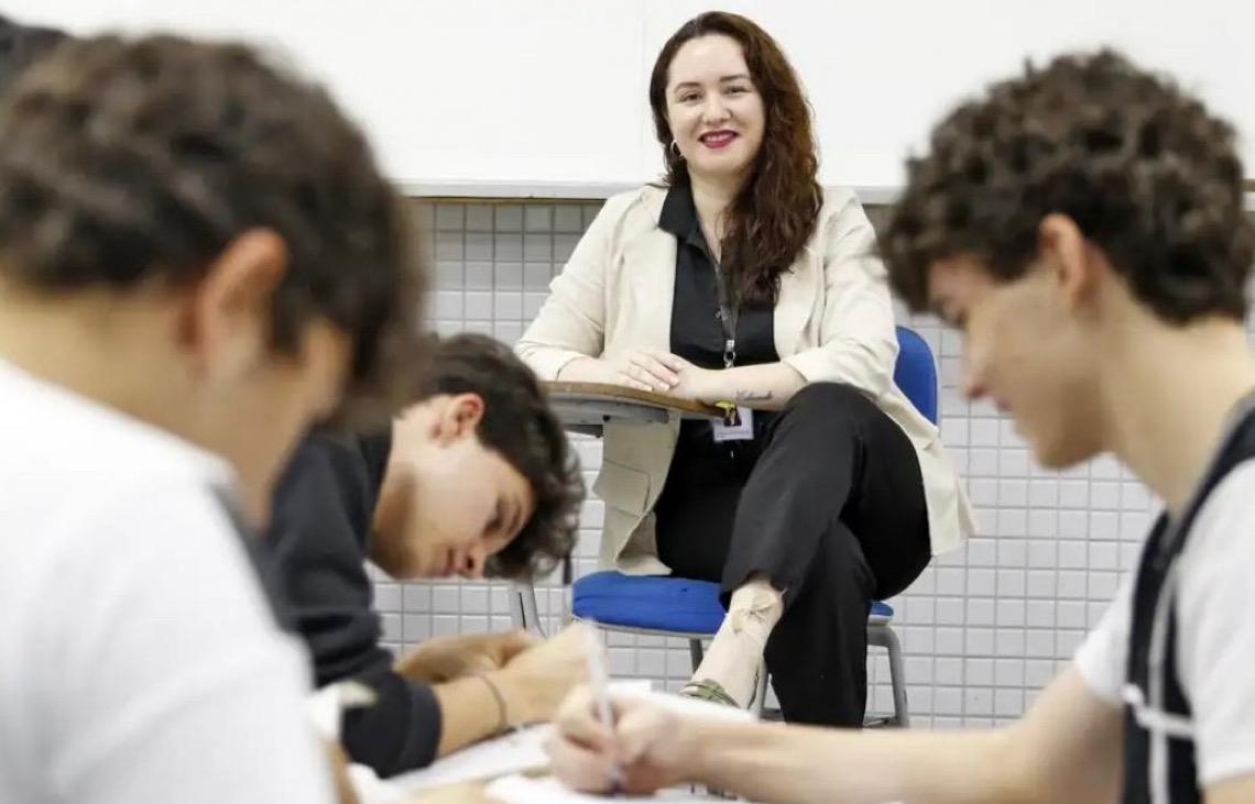 Ter professor que atua em apenas uma escola favorece desempenho de alunos