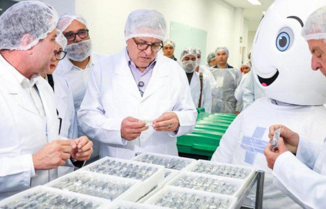 Após 20 anos, Brasil volta a produzir insulina; primeiro lote é entregue
