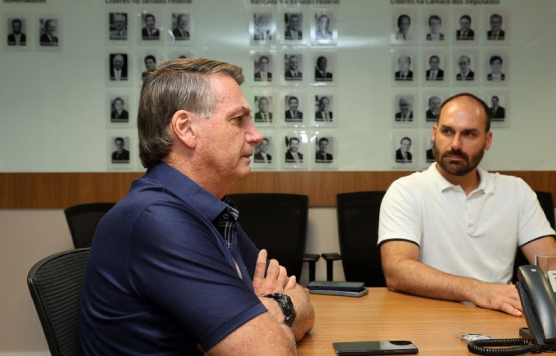 Tarifaço de Trump complica situação de Eduardo no STF mais do que a de Bolsonaro