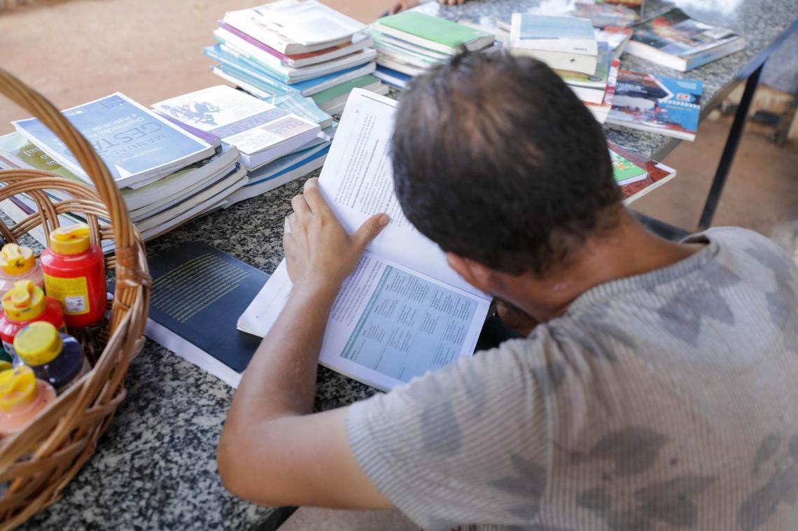 Biblioteca do Centro Pop oferece acesso livre à leitura para pessoas em situação de rua