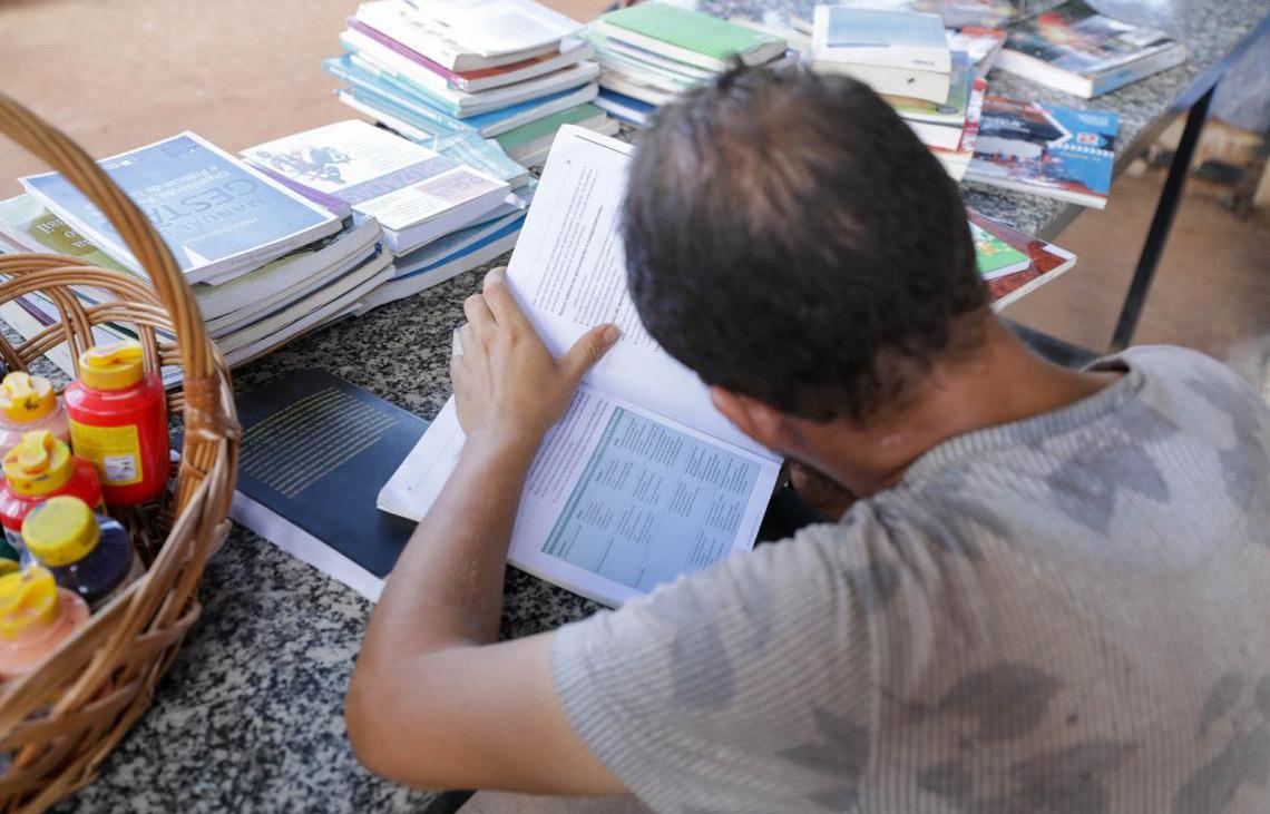 Biblioteca do Centro Pop oferece acesso livre à leitura para pessoas em situação de rua
