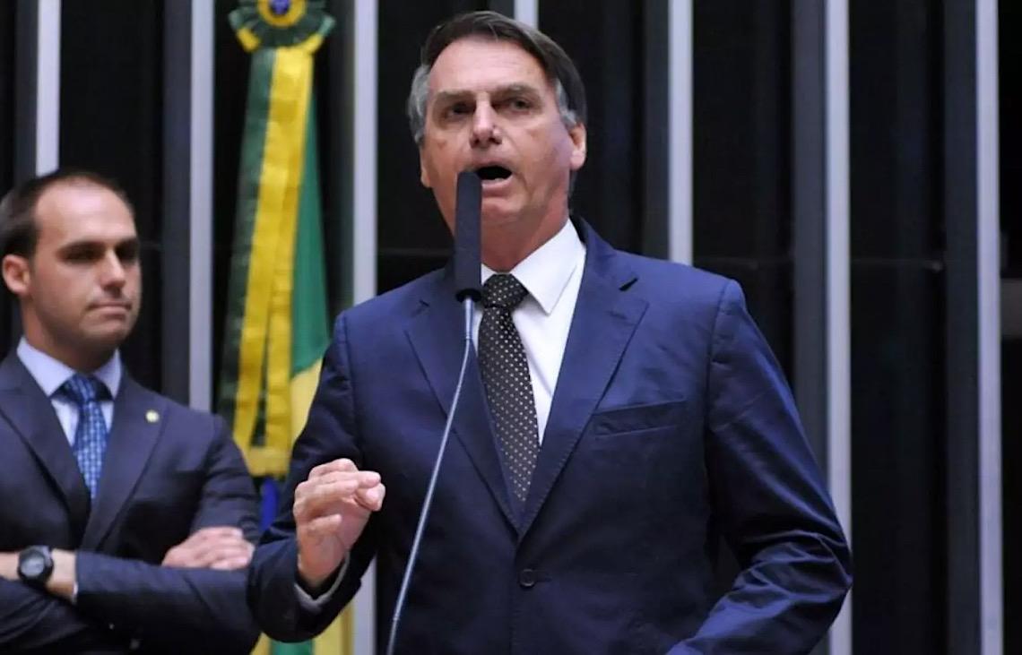 Bolsonaro diz ter paixão por Trump, pede 'liberdade' para falar com ele e nega ação de Eduardo