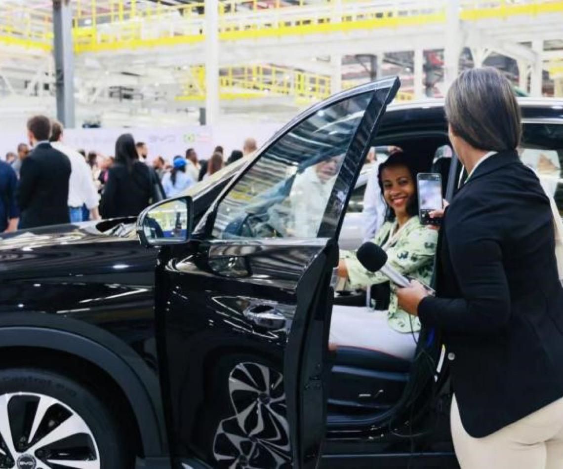 Primeiro veículo de passeio da montadora chinesa BYD fabricado no Brasil sai da linha de produção