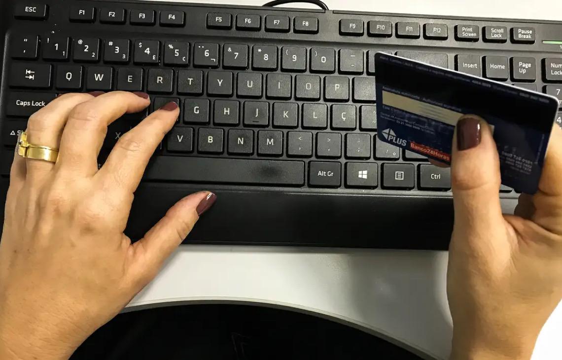 Associação de Vestuário e Calçados pede inclusão de sites dos Estados Unidos em lista de pirataria 