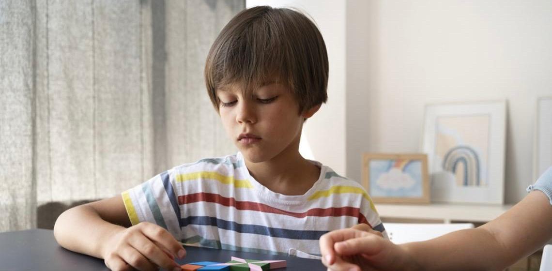 Adolescentro oferece assistência a autistas; pais e cuidadores também recebem apoio