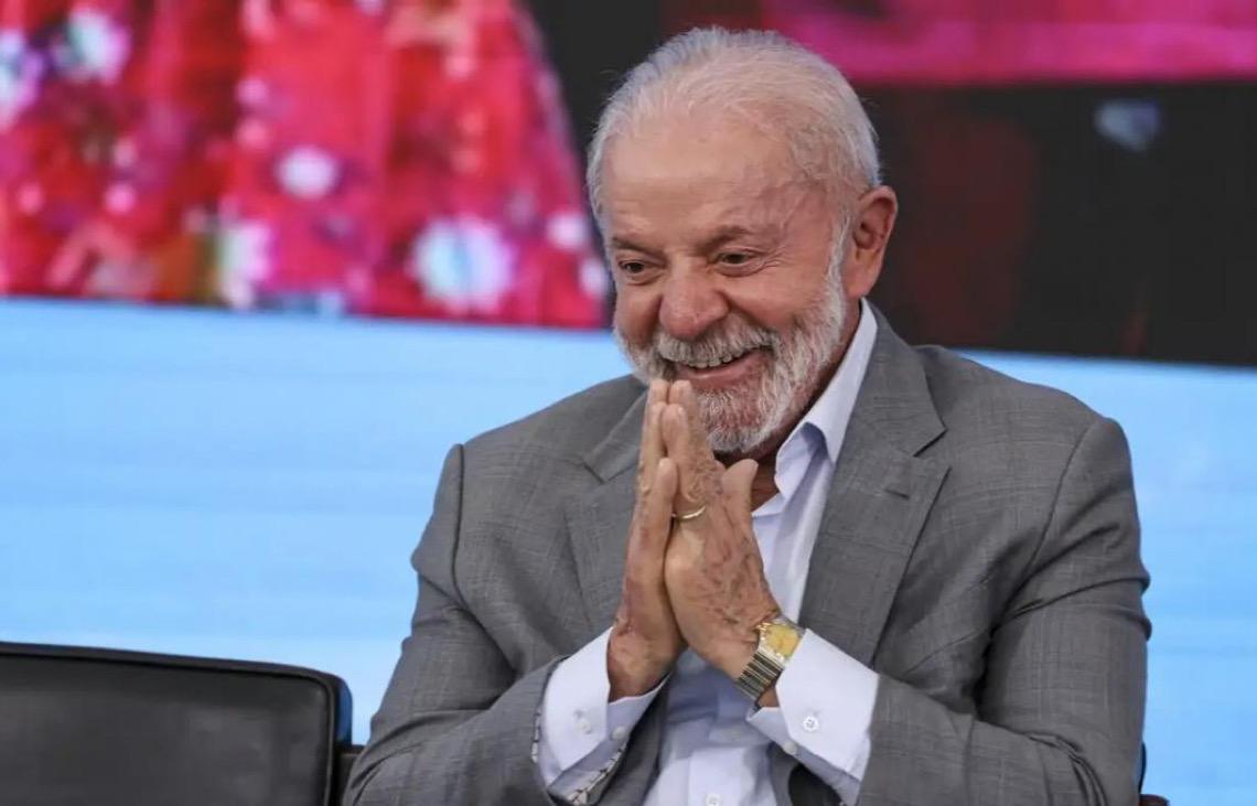 Presidente do Brasil, Lula da Silva descarta desafiar Estados Unidos, mas diz que Brasil não é republiqueta