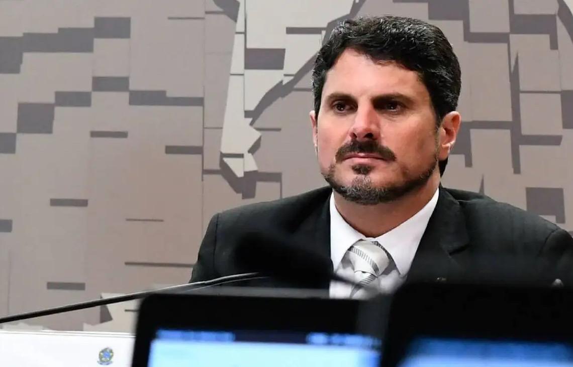 Senador Marcos do Val é levado para colocar tornozeleira eletrônica 