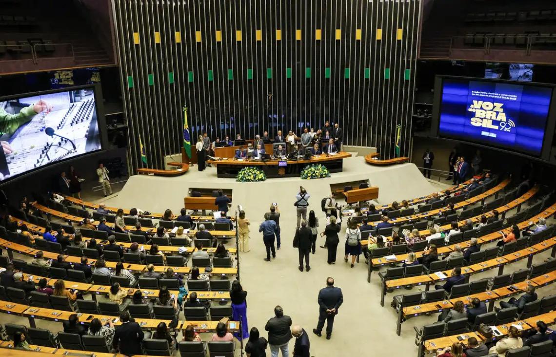Volta do Congresso tem motim de bolsonaristas no plenário e bate-boca com governistas