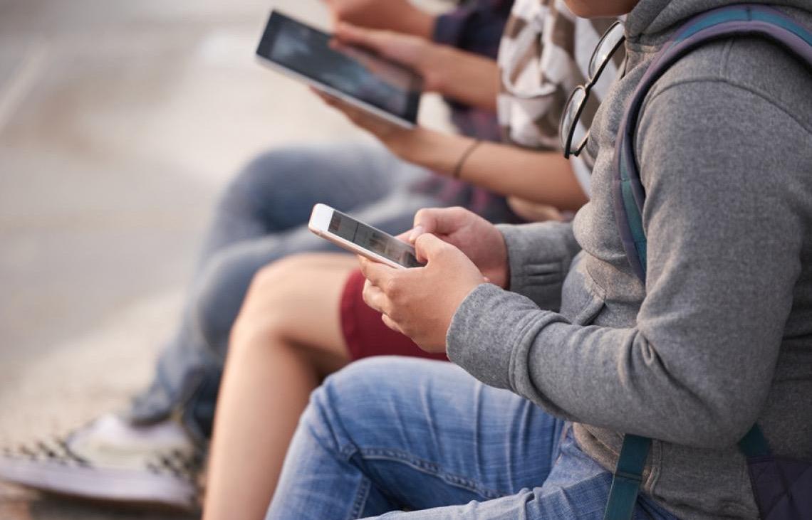 Restrição a celular nas escolas melhora atenção e convivência, mas uso pedagógico ainda é desafio