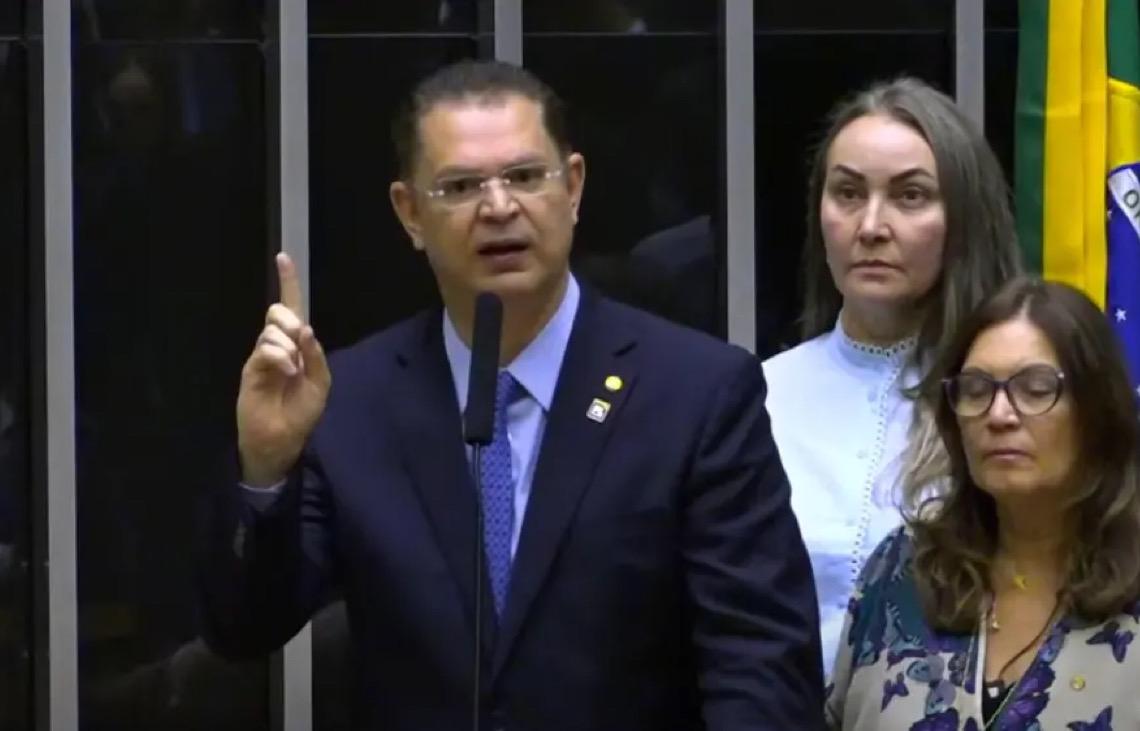 Líder do PL pede perdão a presidente da Câmara um dia após motim bolsonarista