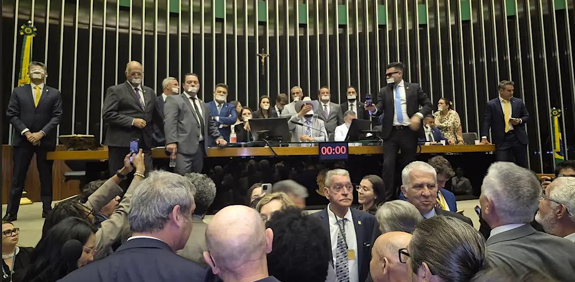 Por Matheus Leitão: Líderes da Câmara brincam com fogo ao aceitar chantagem bolsonarista