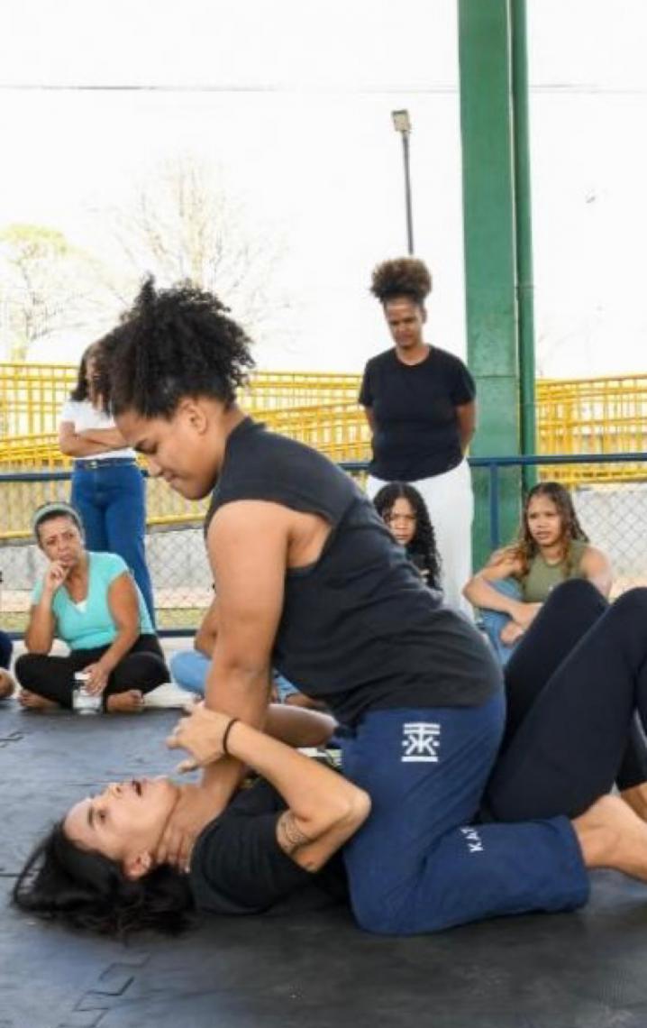 Mulheres recebem capacitação em técnicas de segurança pessoal e prevenção à violência