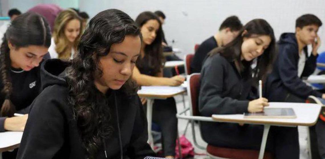 Mulheres lideram inscrições no Enem 2025 e somam 60% dos participantes
