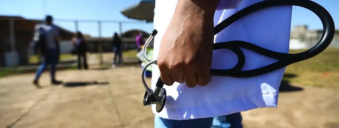 Curso de medicina com nota baixa pode ter corte de vaga ou extinção 