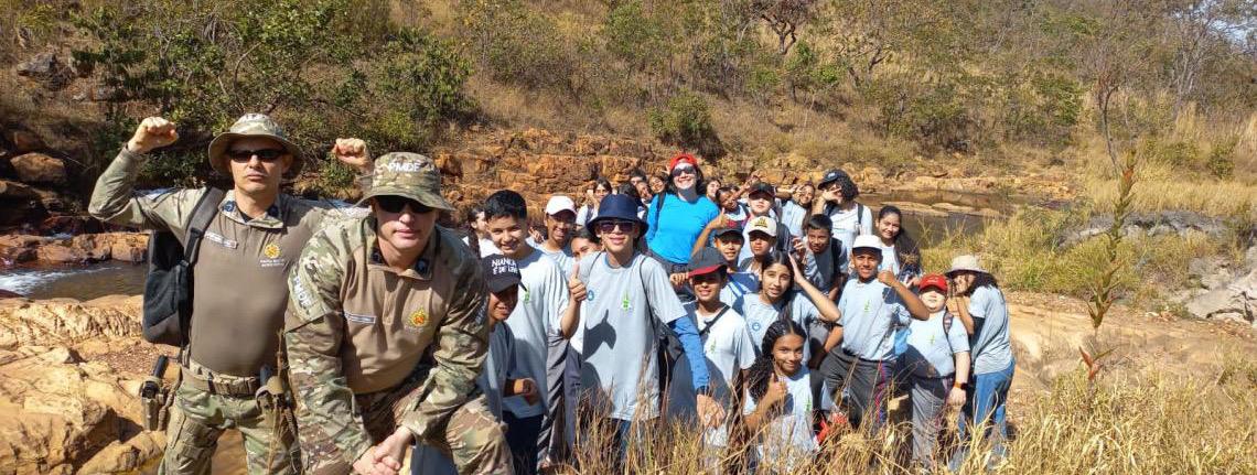 Estudantes fazem trilha ecológica, organizada por programa de educação ambiental