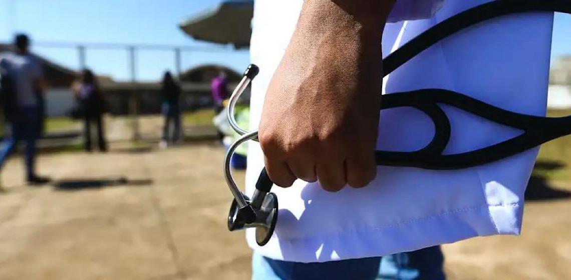 Curso de medicina com nota baixa pode ter corte de vaga ou extinção 