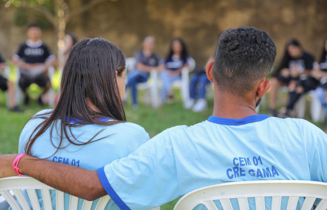 Projeto 'Eu Já Tive a Sua Idade' conecta estudantes da rede pública a pessoas idosas renomadas do DF