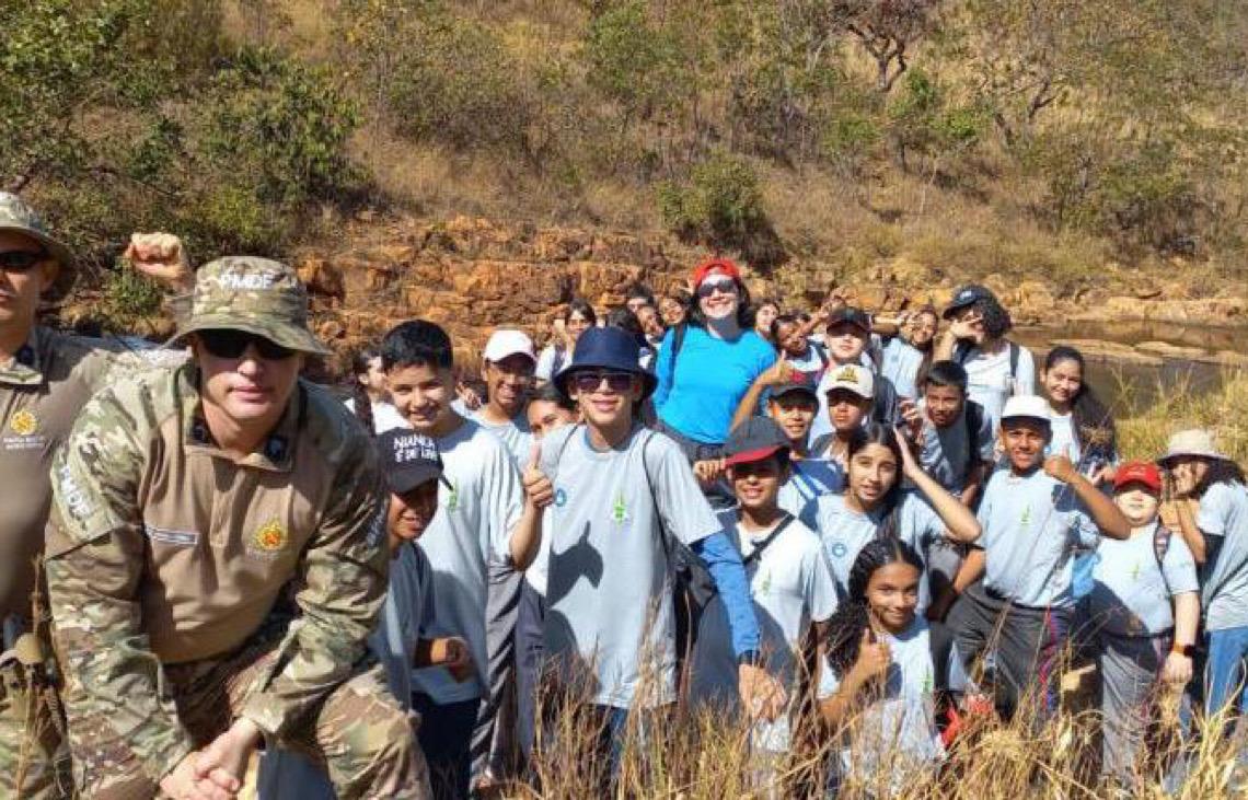 Estudantes do DF fazem trilha ecológica, organizada por programa de educação ambiental
