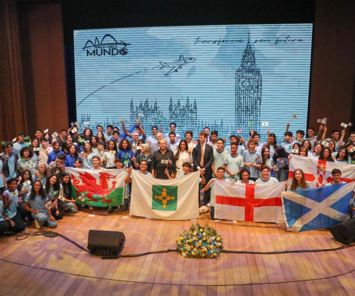 Estudantes selecionados pelo programa Pontes para o Mundo recebem kits de viagem antes de intercâmbio no Reino Unido