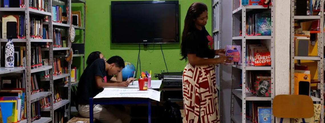 Iniciativas públicas e comunitárias aproximam brasileiros dos livros
