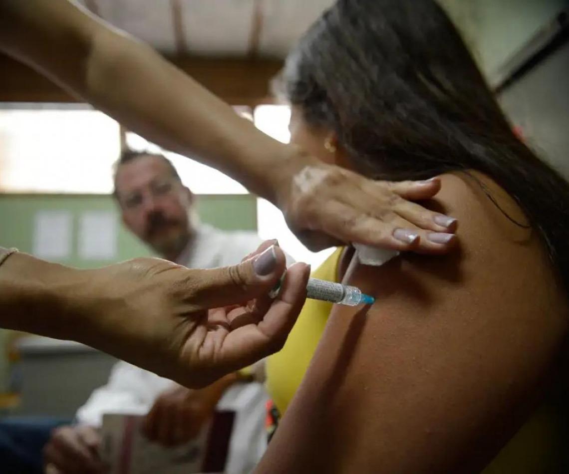 Vacina do HPV avança no público-alvo, mas precisa resgatar mais velhos