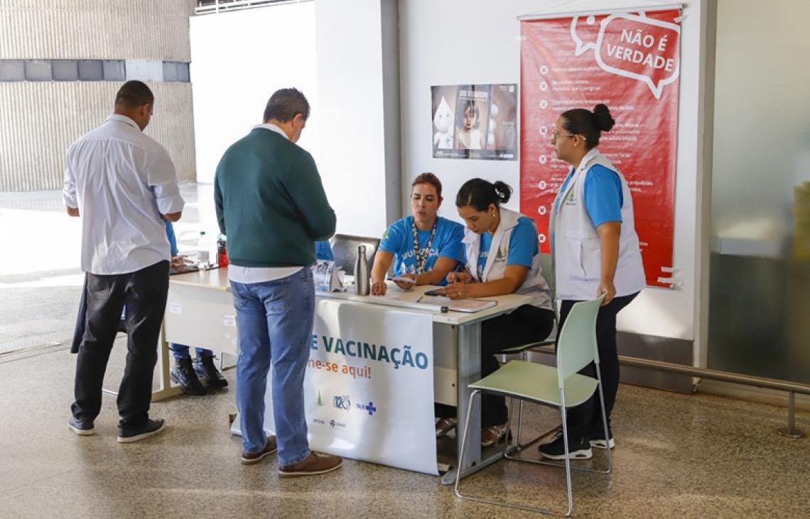 Parceria leva vacinação a passageiros e funcionários do Aeroporto de Brasília