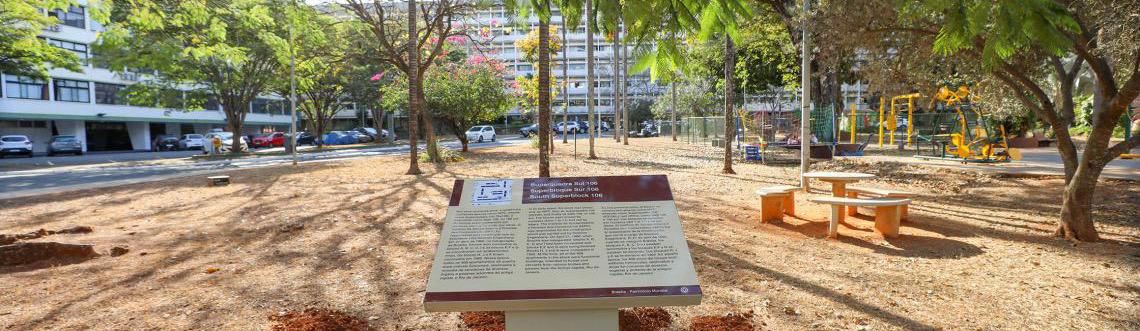 SQS 106 recebe placas que destacam marcos históricos de Brasília e aproximam moradores
