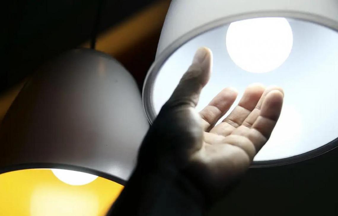 Setembro continua com conta de luz mais cara e bandeira vermelha
