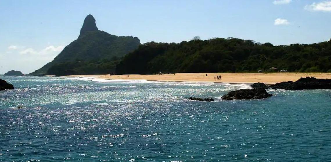 Europeus invadem morro Dois Irmãos, em Noronha, e são multados em R$ 13 mil