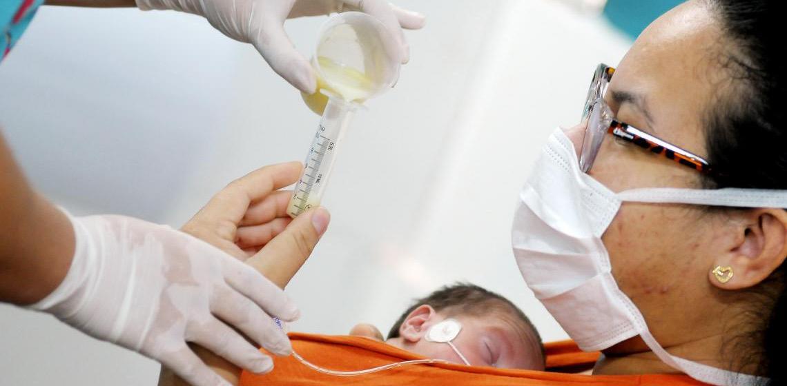 Políticas públicas protegem mães e bebês de interferências na prática da amamentação