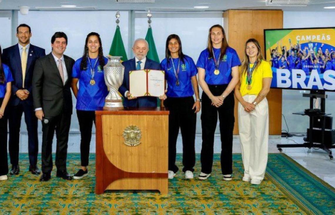 Presidente Lula envia ao Congresso projeto para desenvolver futebol feminino