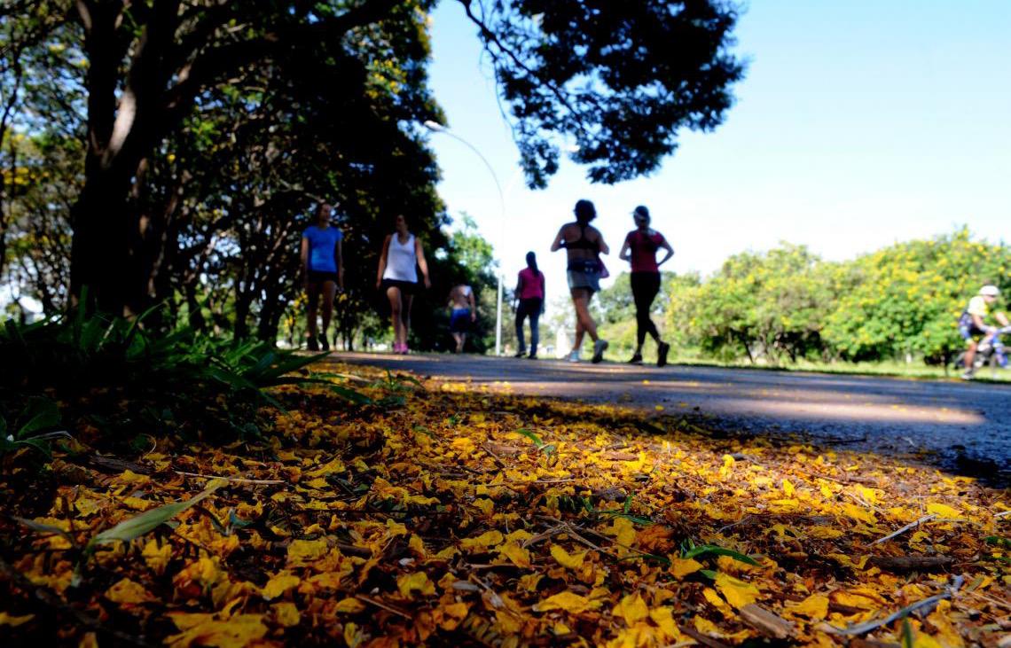Saúde promove caminhada de conscientização sobre cânceres ginecológicos no Parque da Cidade