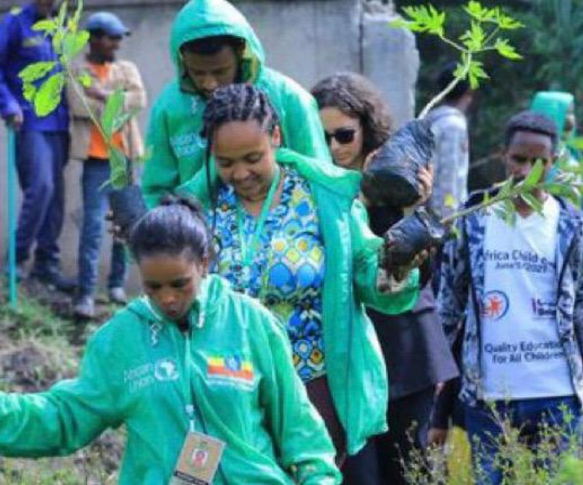 Mutirão das Juventudes COP 30 planta 300 mudas durante Cúpula do Clima da África