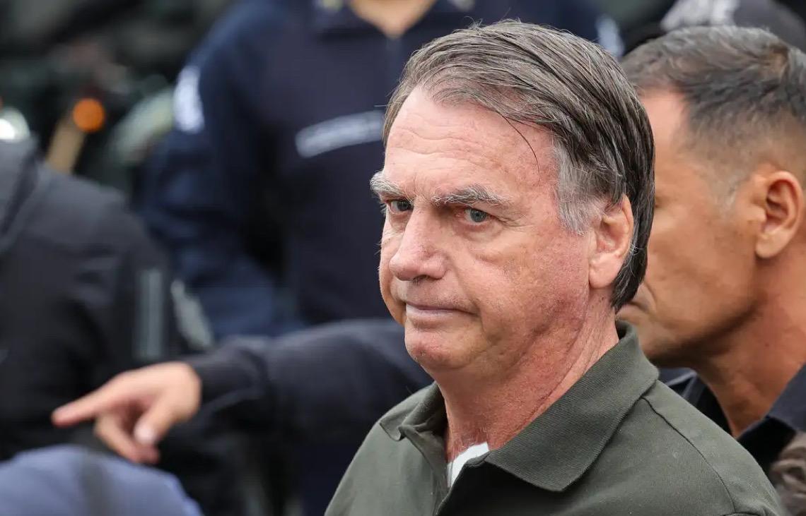Jair Bolsonaro teve pré-síncope, vômitos e queda de pressão, diz defesa 