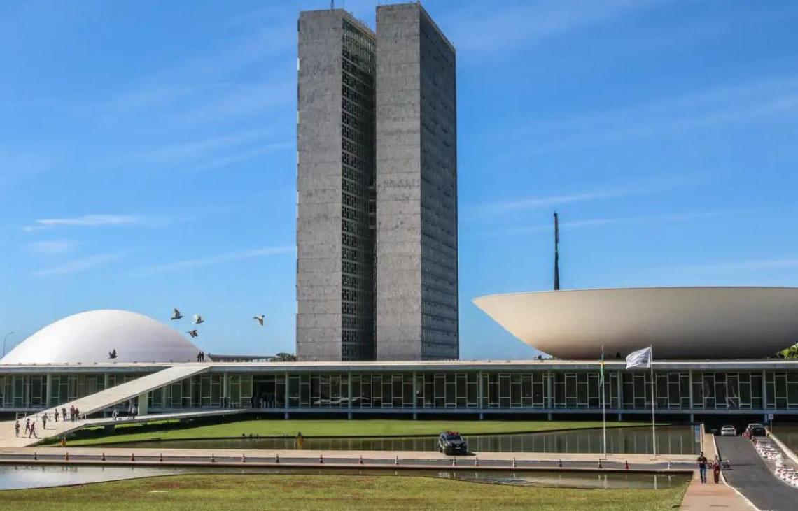 Senado aprova pena maior a quem fornecer drogas ou bebidas a menores