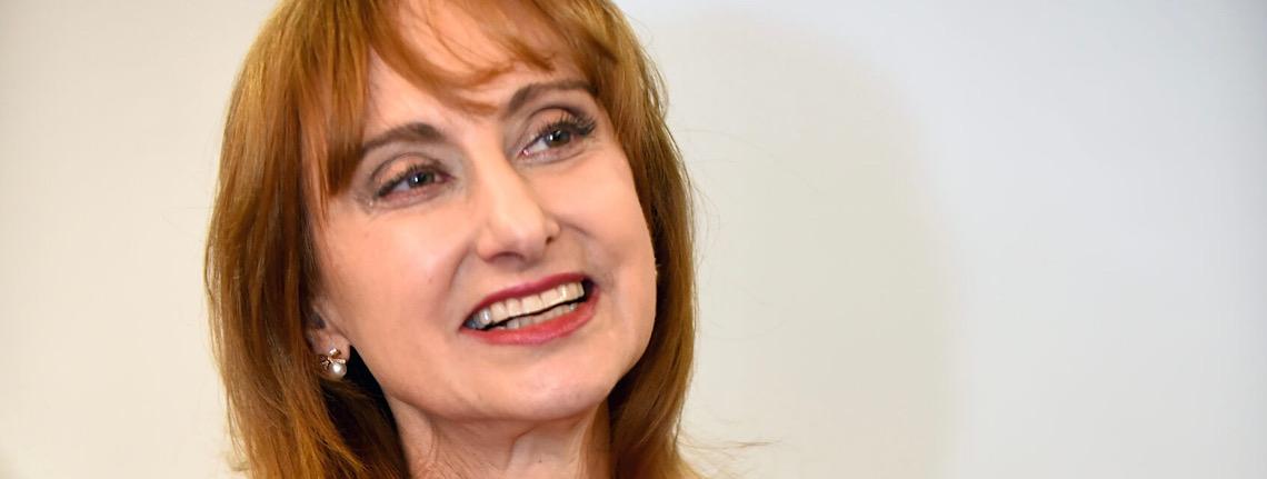 Nasa aposta em missões espaciais para buscar vida em luas e planetas, diz astrônoma Rosaly Lopes