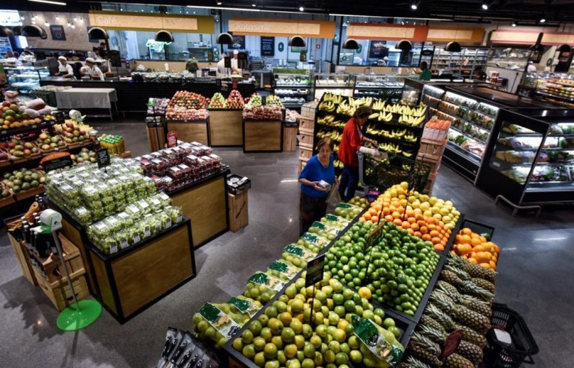 8 em cada 10 brasileiros trocam marcas favoritas por opções mais baratas nos supermercados