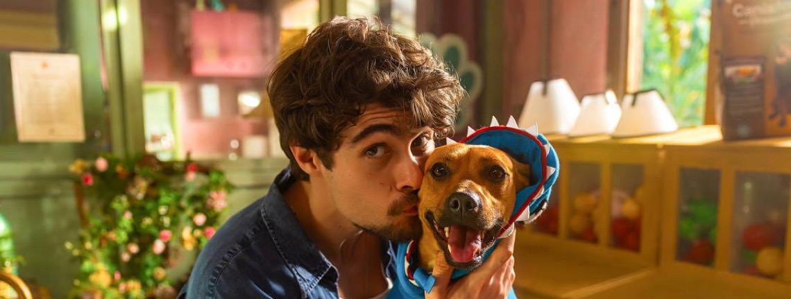 Com Rafael Vitti, 'Caramelo' põe cão que virou símbolo informal do Brasil em primeiro plano