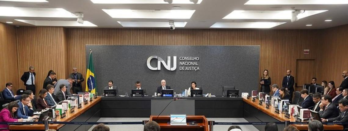 CNJ abre processo disciplinar após desembargador dizer que 'mulheres estão loucas atrás dos homens'