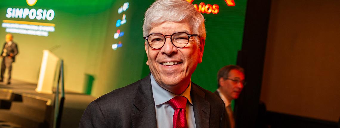 Brasil não pode deixar big techs destruírem seu sistema político, diz Nobel de economia