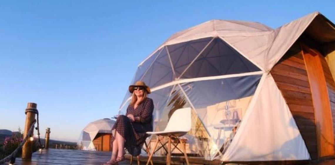 De barracas a cabanas de luxo: Descubra as várias formas de acampar no Brasil