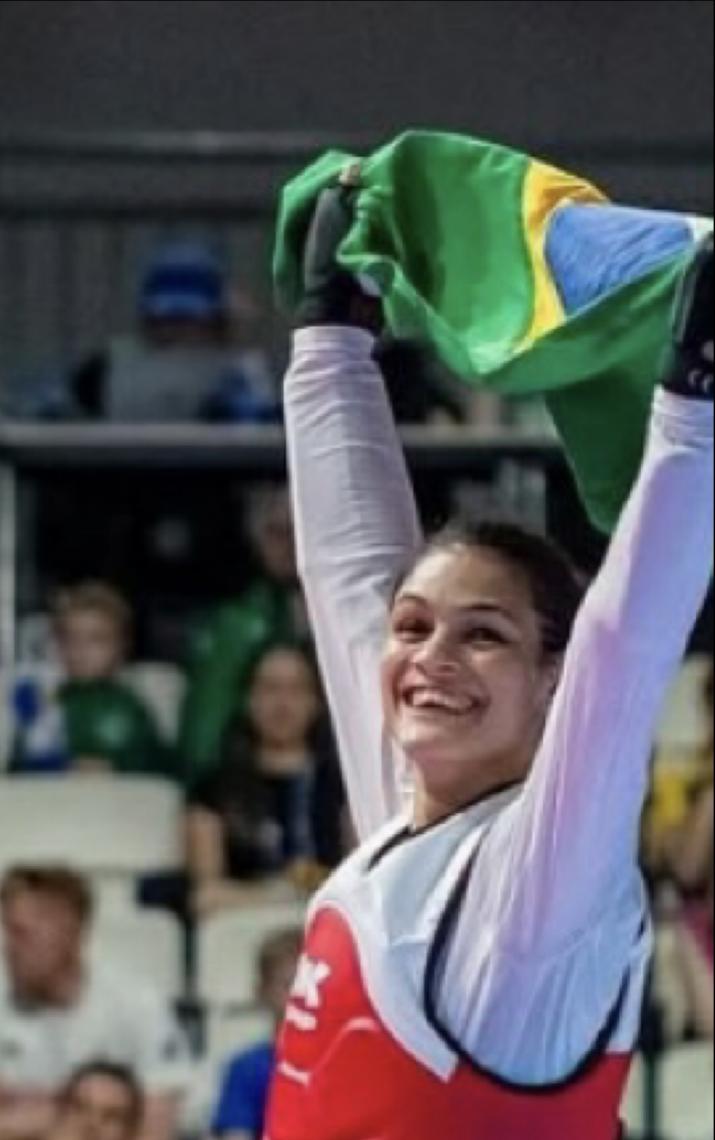 Brasileira Maria Clara Pacheco é campeã mundial de taekwondo 20 anos depois de título inédito