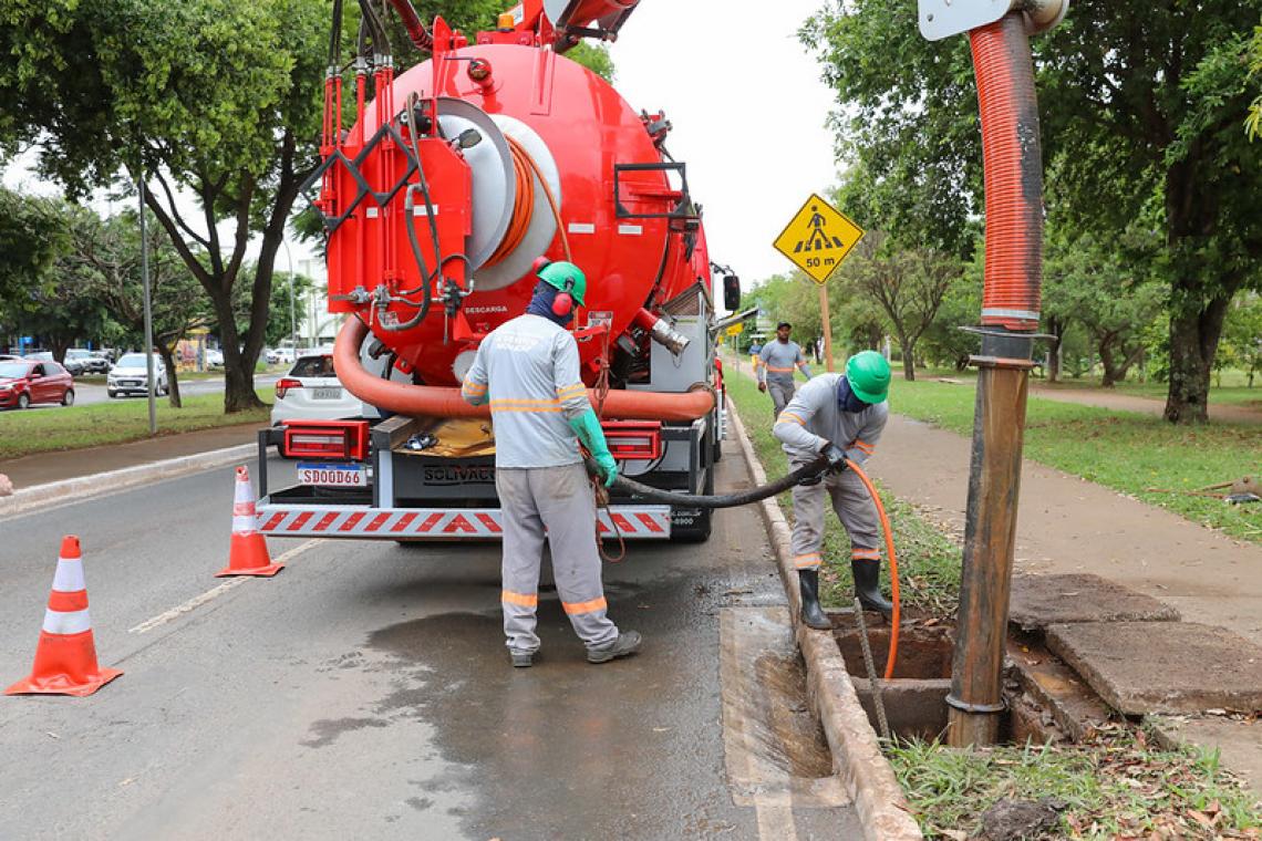 GDF usa tecnologia de ponta para desobstruir bocas de lobo e garantir o bom funcionamento de sistema de drenagem
