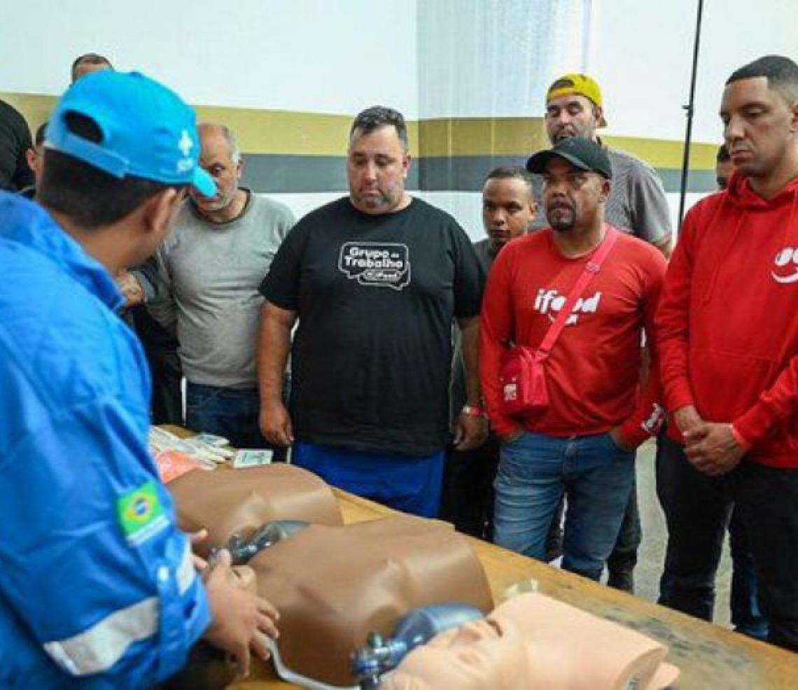Ministério da Saúde e iFood capacitam entregadores e entregadoras para prestar primeiros socorros
