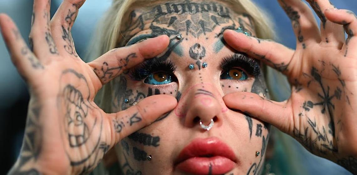 Mulher mais tatuada da Austrália decide remover marcas no rosto