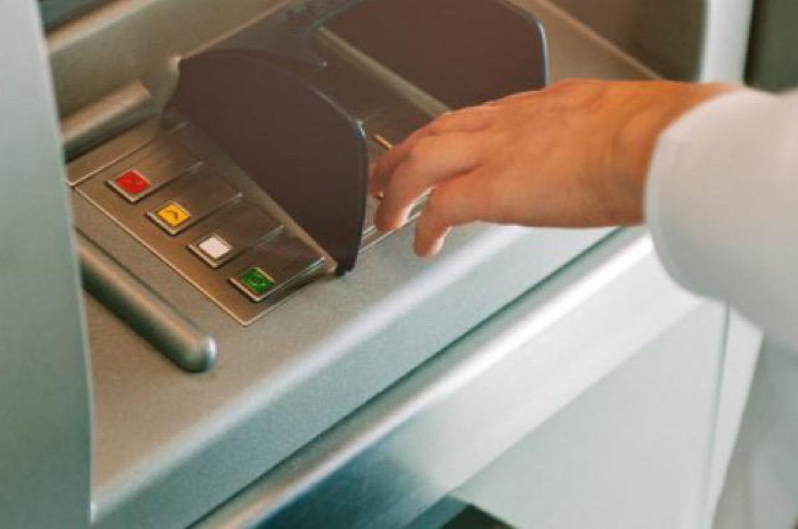 Banco é condenado a indenizar pessoa trans por falha na atualização de cadastro após mudança de nome