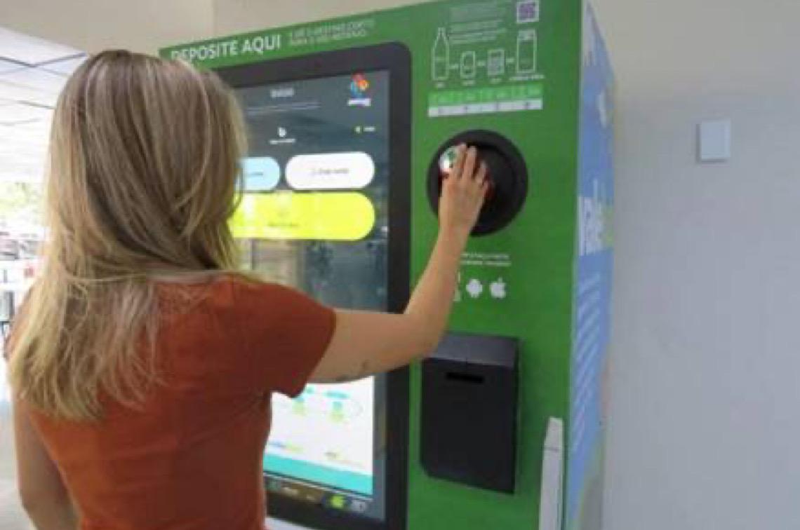 População recebe desconto na conta de energia em troca de resíduos recicláveis