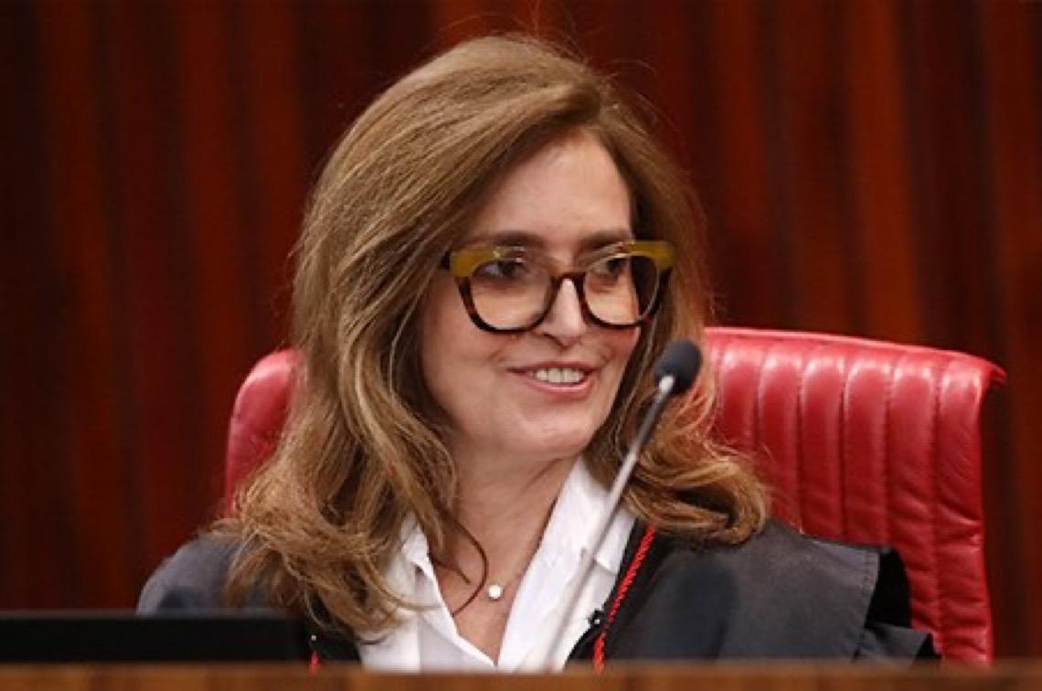 Relatora no TSE vota pela cassação de Castro, e julgamento é suspenso